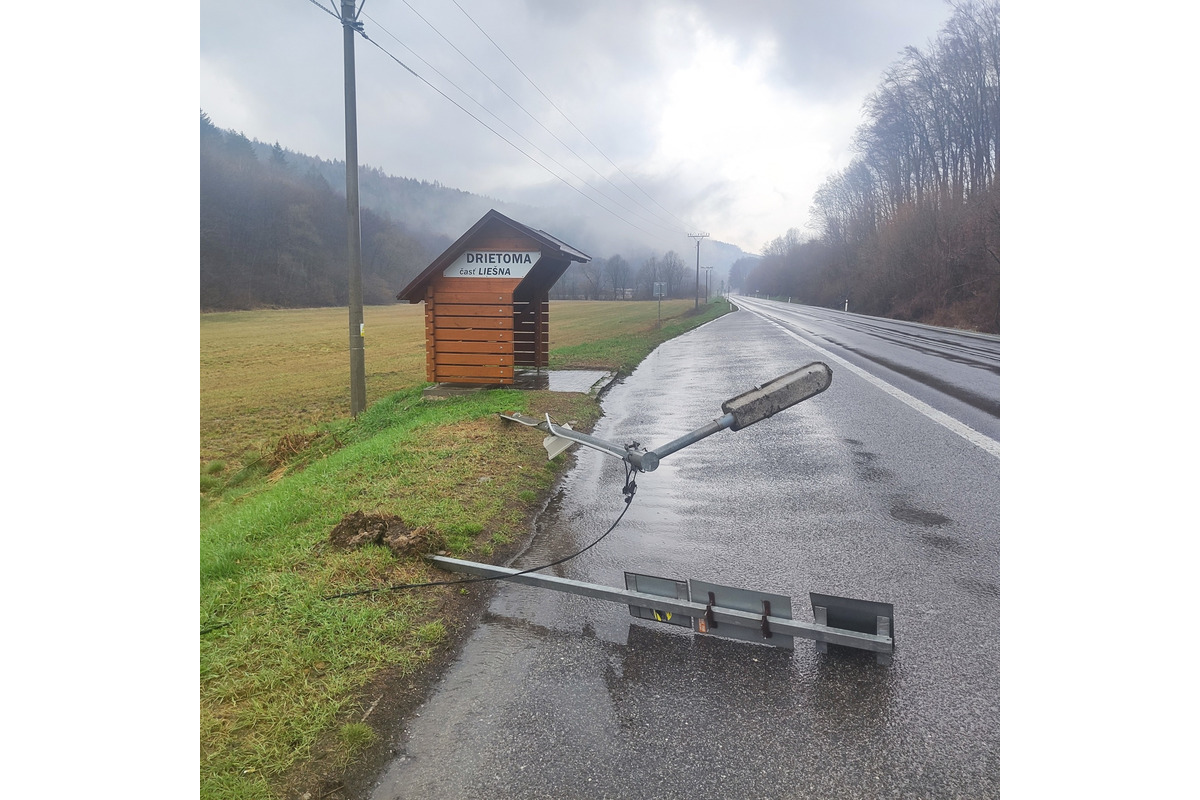 FOTO: Nové osvetlenie v Drietome bolo zdemolované, foto 4
