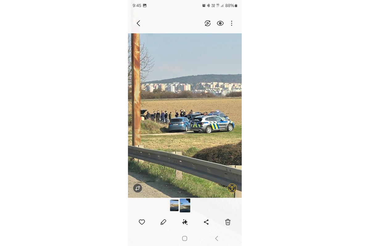 FOTO: Vedľa cesty pred Trenčínom prebieha policajná razia , foto 1