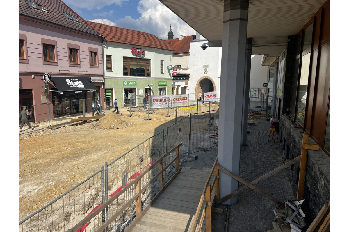 FOTO: Odstávka výťahu na mestský úrad v Trenčíne, foto 3