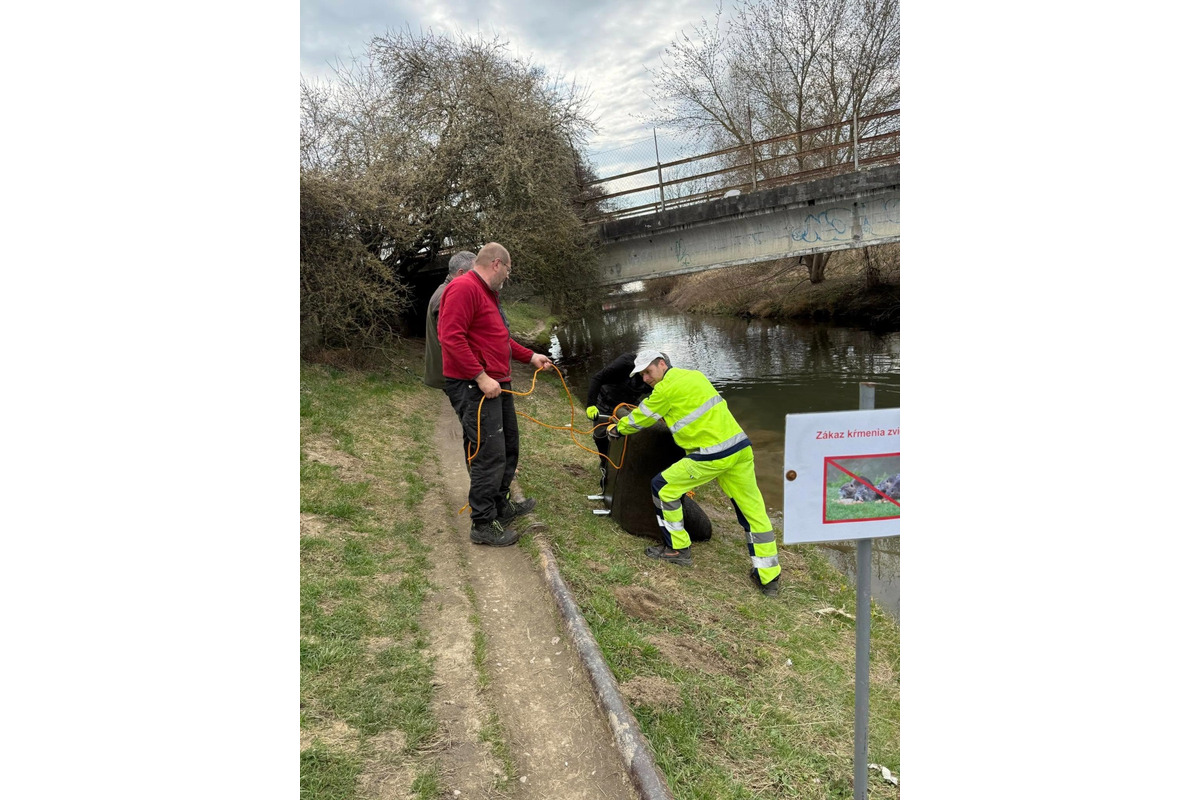 FOTO: Obyvatelia Bánoviec nad Bebravou si pomýlili rieku so zberným dvorom , foto 3