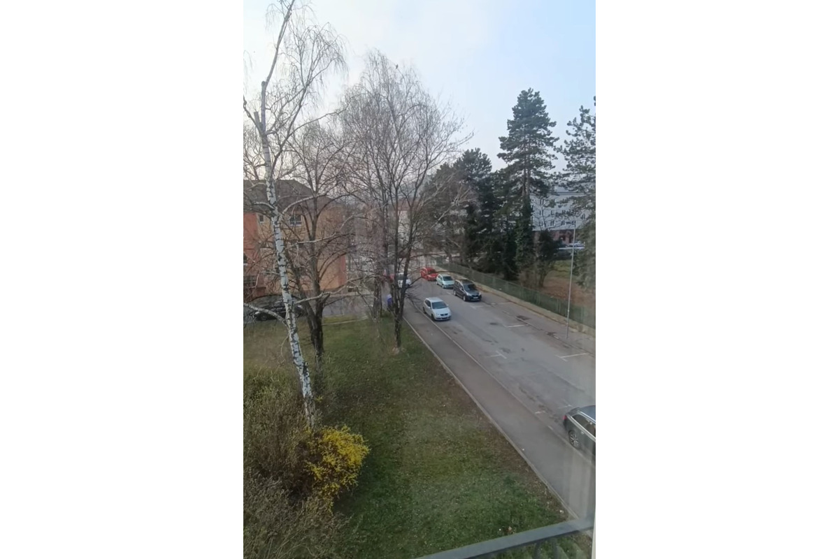 FOTO: Obyvatelia Sihote v Trenčíne nemôžu spať, kvôli búchaniu kovového príklopu , foto 1