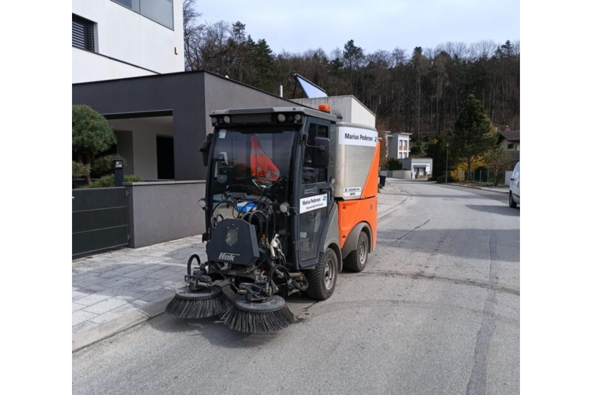 FOTO: V Trenčíne bude prebiehať jarné čistenie ciest a chodníkov, treba tomu prispôsobiť parkovanie, foto 1