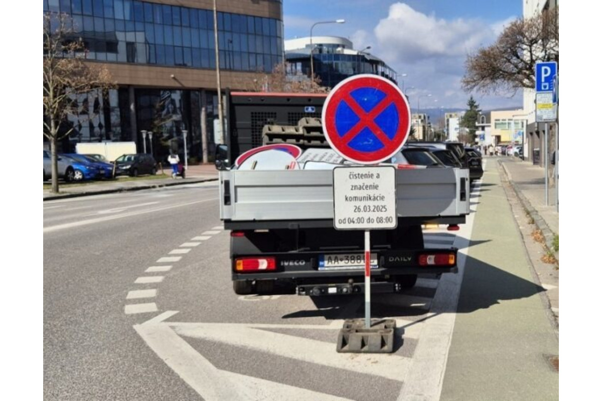 FOTO: V Trenčíne bude prebiehať jarné čistenie ciest a chodníkov, treba tomu prispôsobiť parkovanie, foto 2