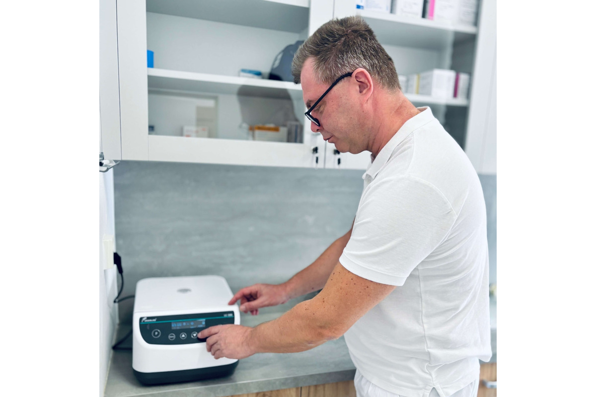 FOTO: Bánovská nemocnica prináša prelomovú terapiu. Liečba krvou pacienta urýchľuje hojenie, foto 1