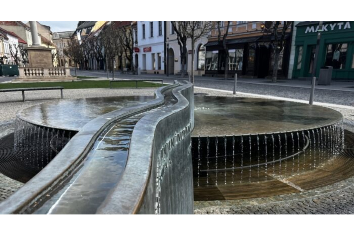 FOTO: Na Mierovom námestí v Trenčíne je opäť v prevádzke fontána Marca Aurélia, foto 4