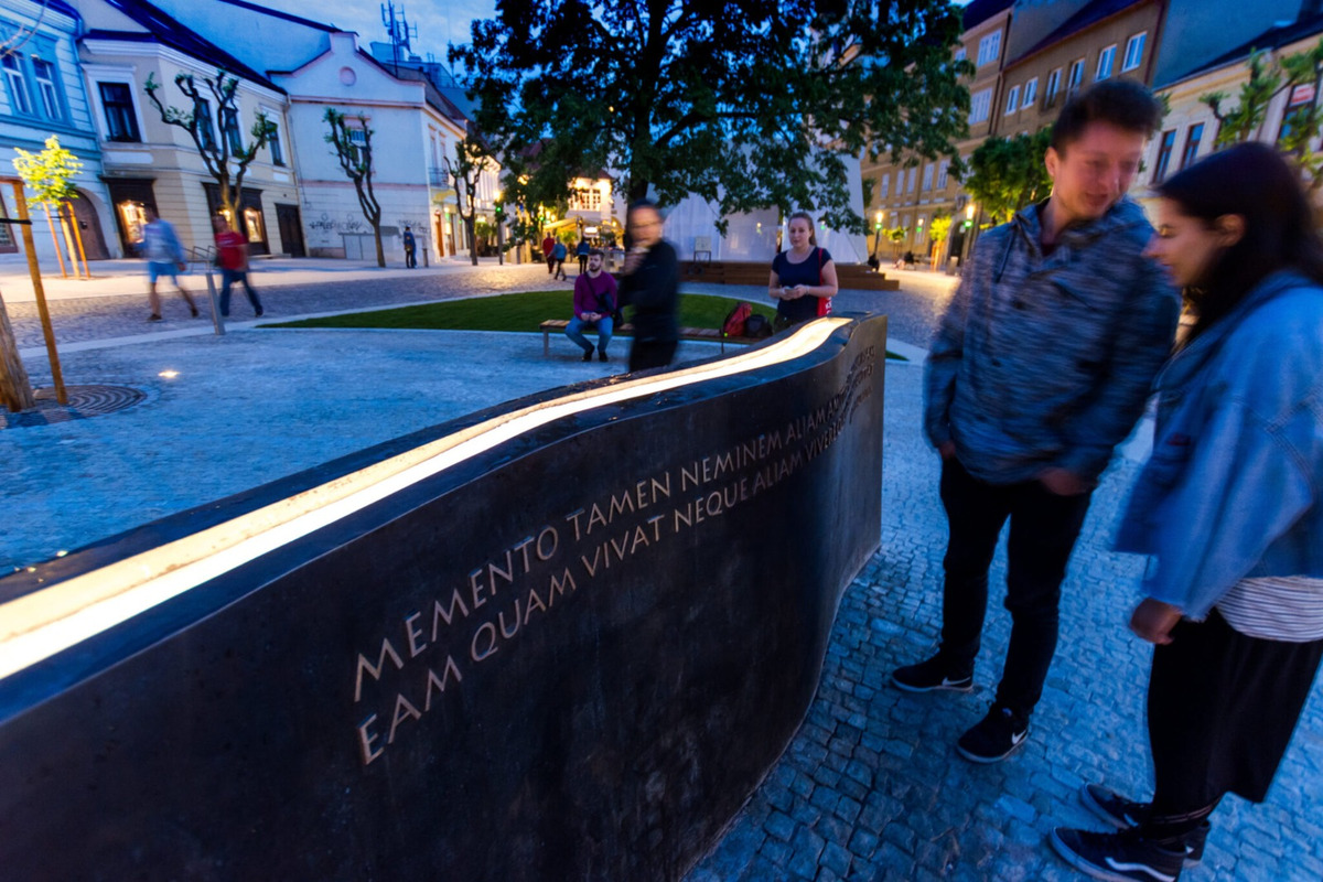 FOTO: Na Mierovom námestí v Trenčíne je opäť v prevádzke fontána Marca Aurélia, foto 6