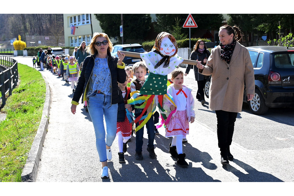 FOTO: Pozrite sa, ako vyzeralo vynášanie Moreny v Trenčianskych Tepliciach, foto 1
