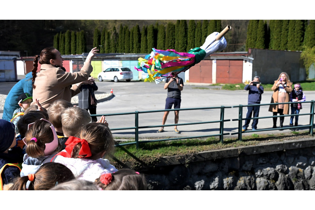 FOTO: Pozrite sa, ako vyzeralo vynášanie Moreny v Trenčianskych Tepliciach, foto 3
