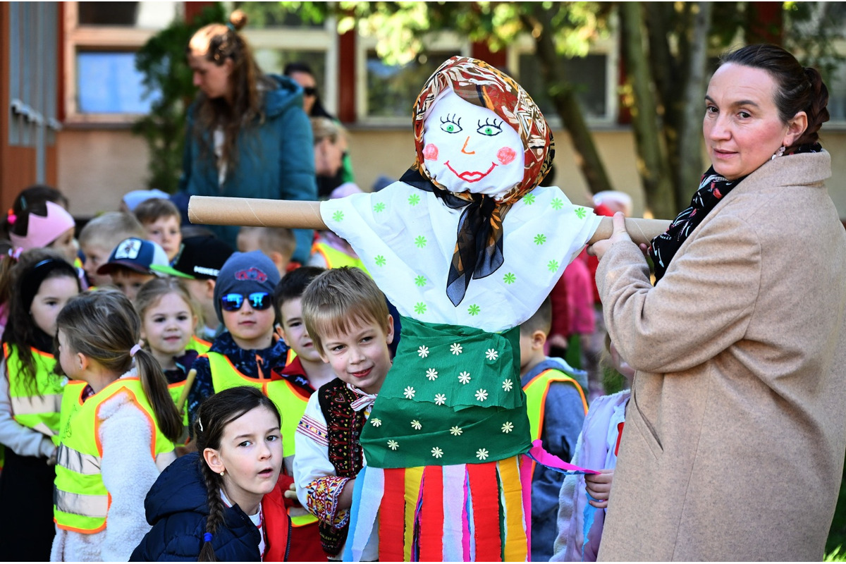 FOTO: Pozrite sa, ako vyzeralo vynášanie Moreny v Trenčianskych Tepliciach, foto 4