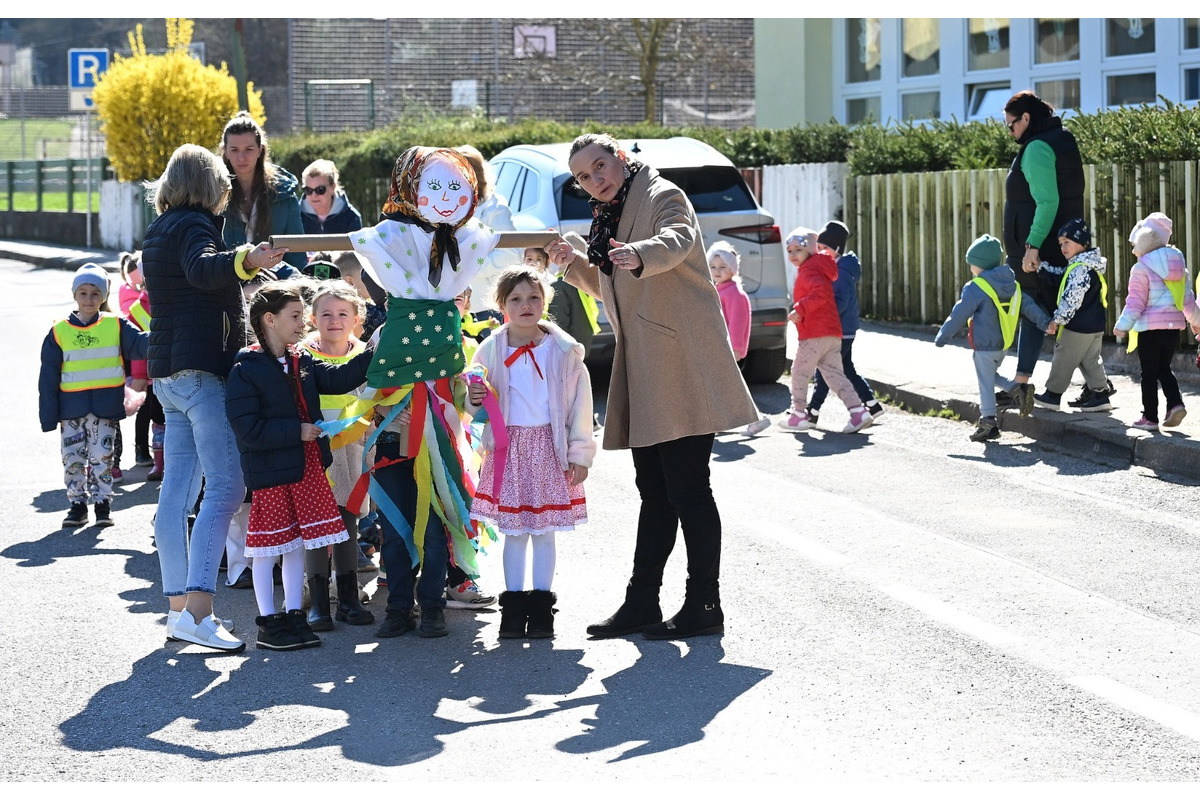 FOTO: Pozrite sa, ako vyzeralo vynášanie Moreny v Trenčianskych Tepliciach, foto 5