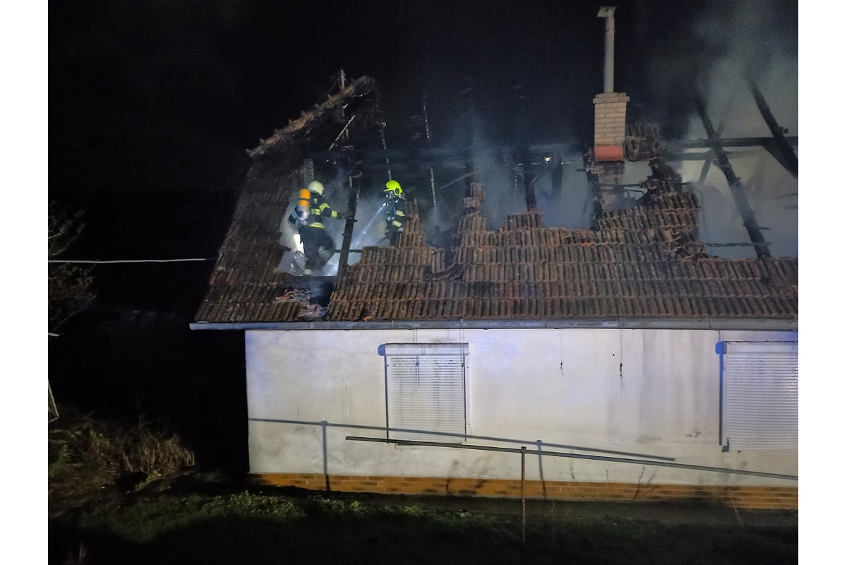 FOTO: Hasičom sa podarilo uhasiť rozsiahly požiar rodinného domu v náročnom teréne na lazoch v obci Brestovec, foto 1