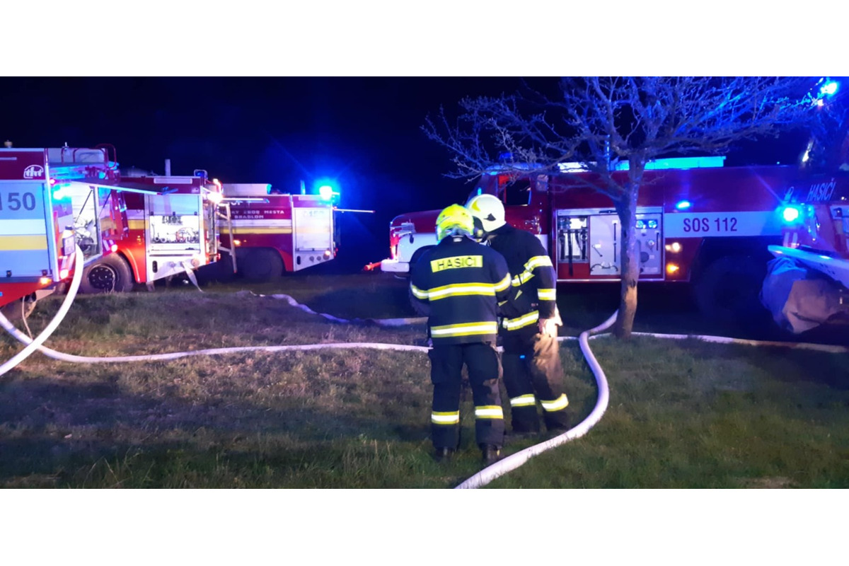 FOTO: Hasičom sa podarilo uhasiť rozsiahly požiar rodinného domu v náročnom teréne na lazoch v obci Brestovec, foto 2