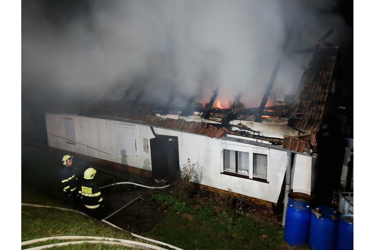 FOTO: Hasičom sa podarilo uhasiť rozsiahly požiar rodinného domu v náročnom teréne na lazoch v obci Brestovec, foto 3