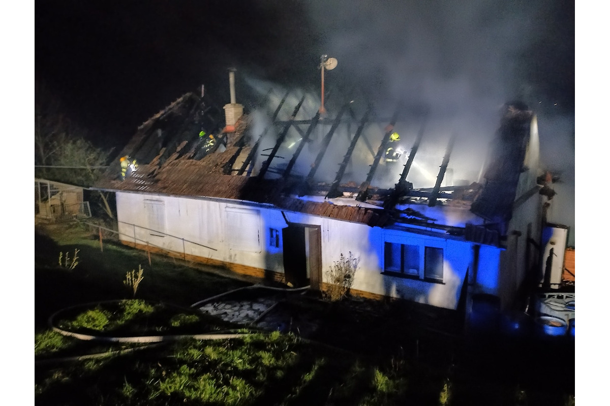 FOTO: Hasičom sa podarilo uhasiť rozsiahly požiar rodinného domu v náročnom teréne na lazoch v obci Brestovec, foto 4