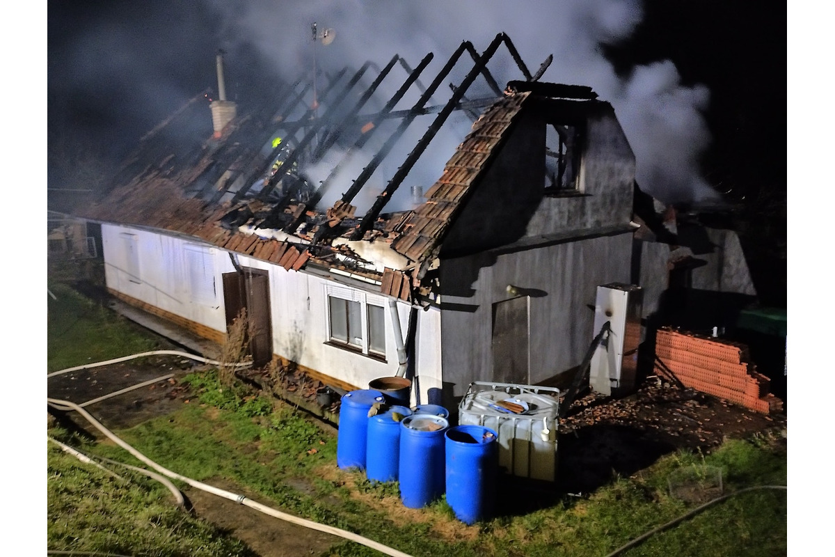 FOTO: Hasičom sa podarilo uhasiť rozsiahly požiar rodinného domu v náročnom teréne na lazoch v obci Brestovec, foto 5