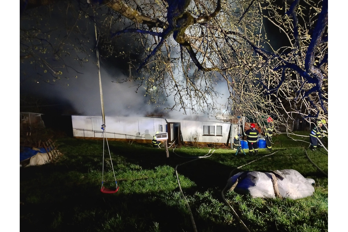 FOTO: Hasičom sa podarilo uhasiť rozsiahly požiar rodinného domu v náročnom teréne na lazoch v obci Brestovec, foto 6