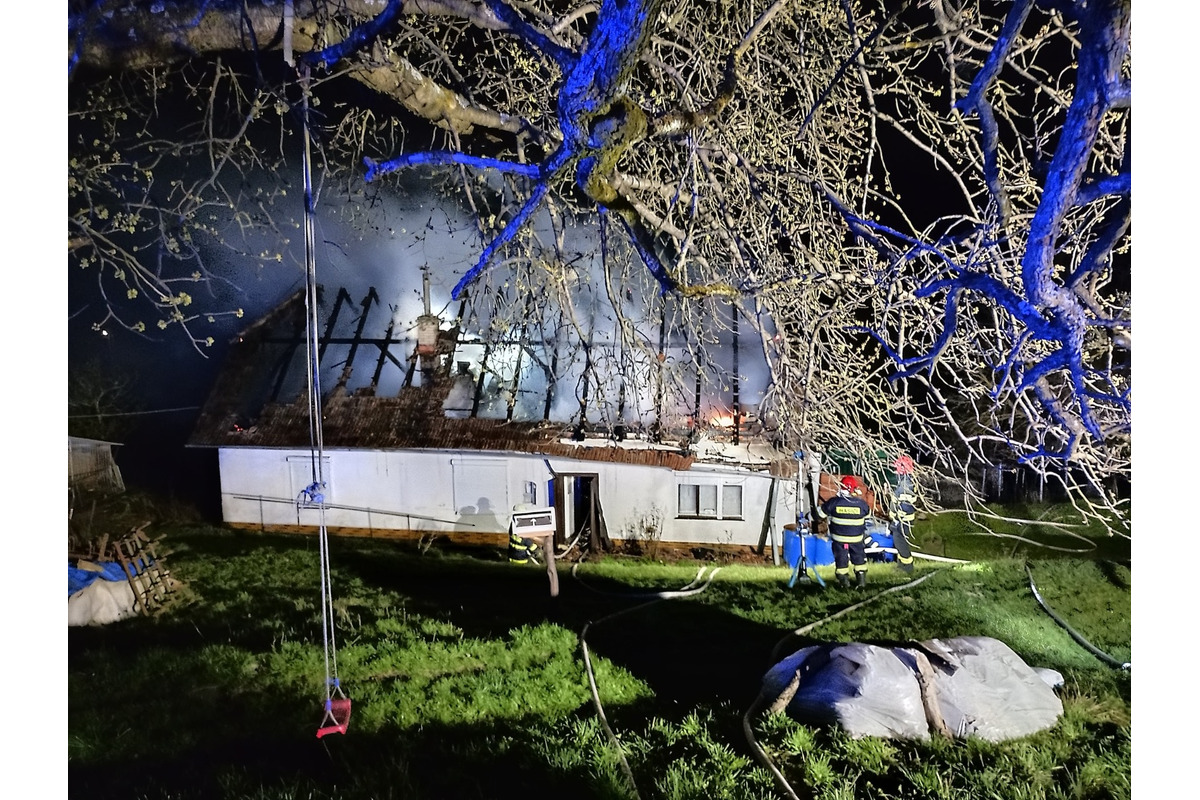 FOTO: Hasičom sa podarilo uhasiť rozsiahly požiar rodinného domu v náročnom teréne na lazoch v obci Brestovec, foto 7