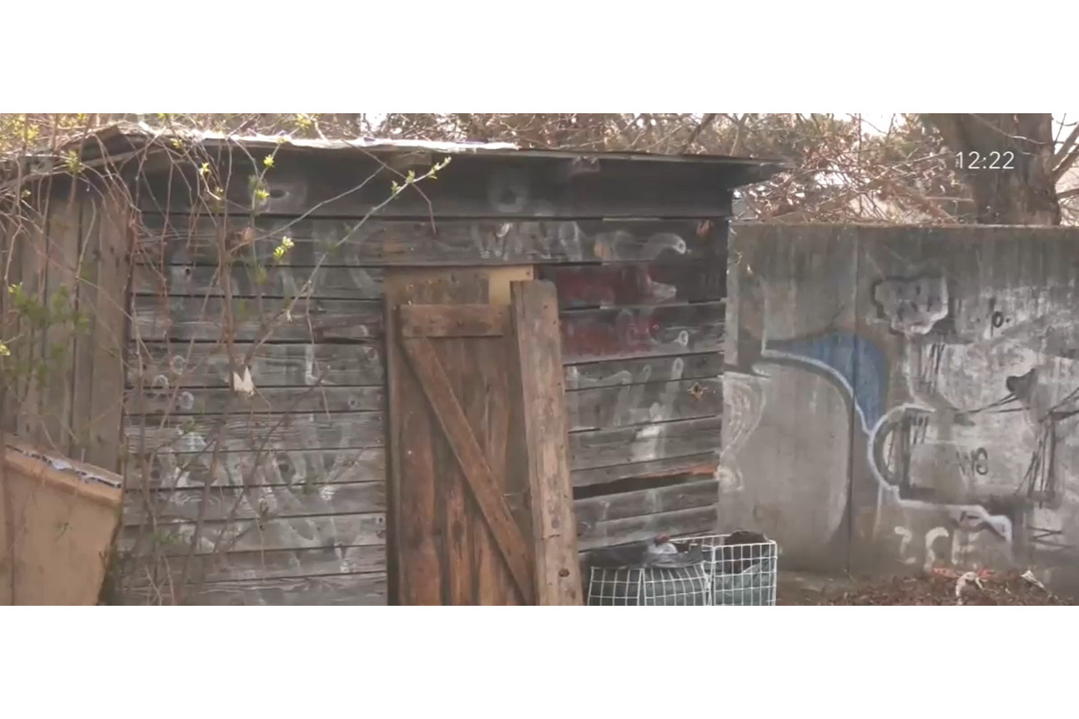 FOTO: Trenčanom cestujúcim zo stanice Trenčín predmestie strpčuje život smrad a špina , foto 1