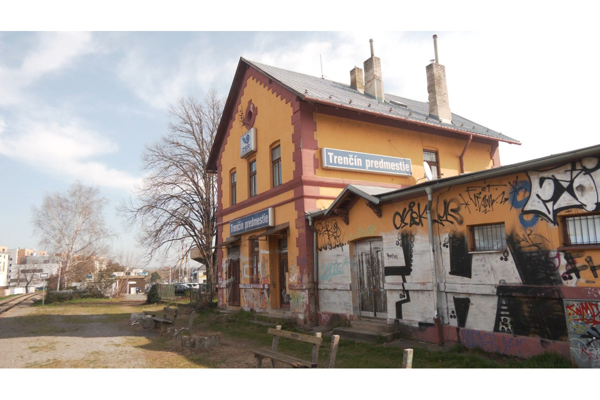 FOTO: Trenčanom cestujúcim zo stanice Trenčín predmestie strpčuje život smrad a špina , foto 3