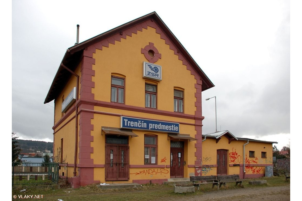 FOTO: Trenčanom cestujúcim zo stanice Trenčín predmestie strpčuje život smrad a špina , foto 4