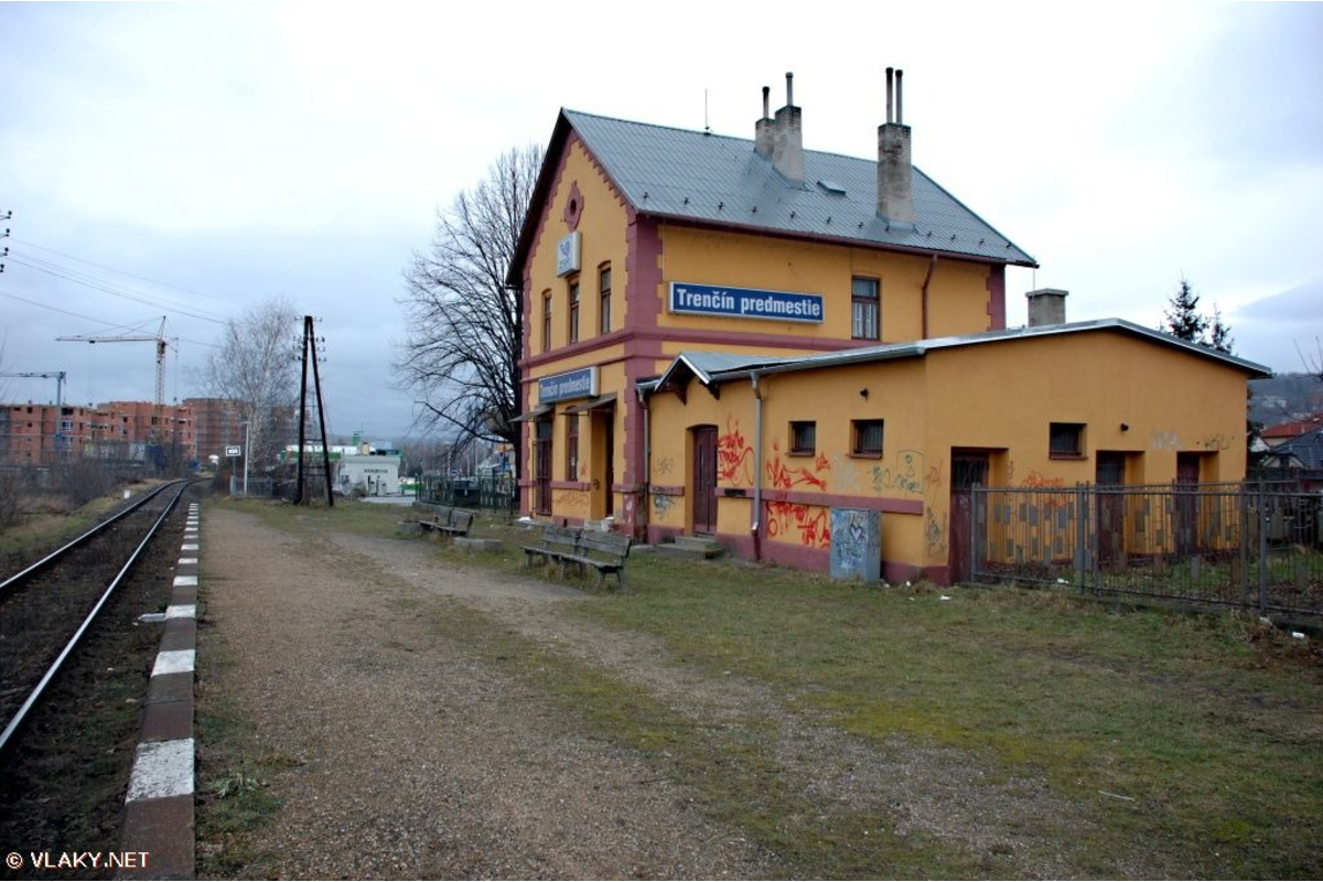 FOTO: Trenčanom cestujúcim zo stanice Trenčín predmestie strpčuje život smrad a špina , foto 5