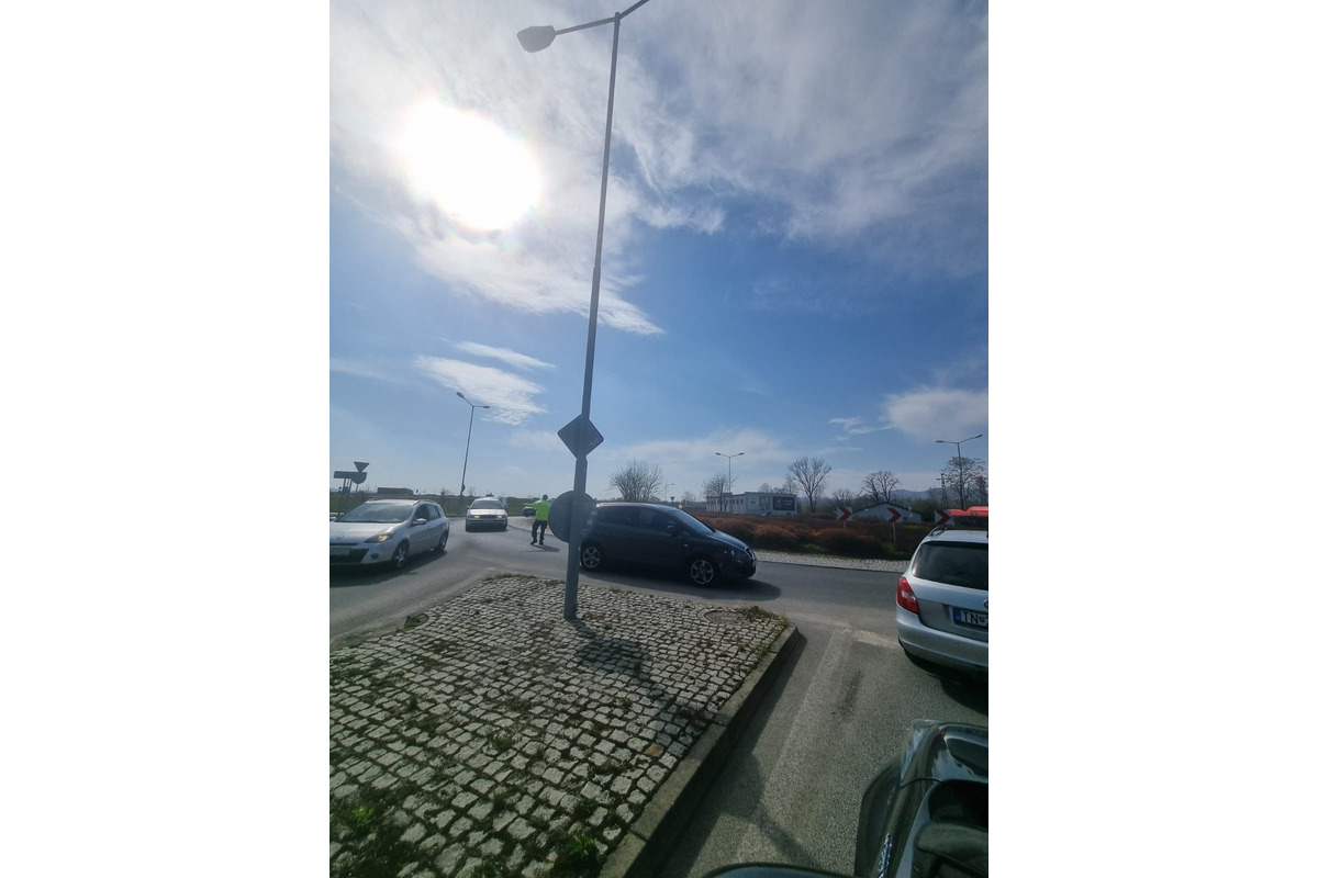 FOTO: Polhodinová kolóna na privádzači v Trenčíne a zdržanie smerom do Biskupíc, foto 1