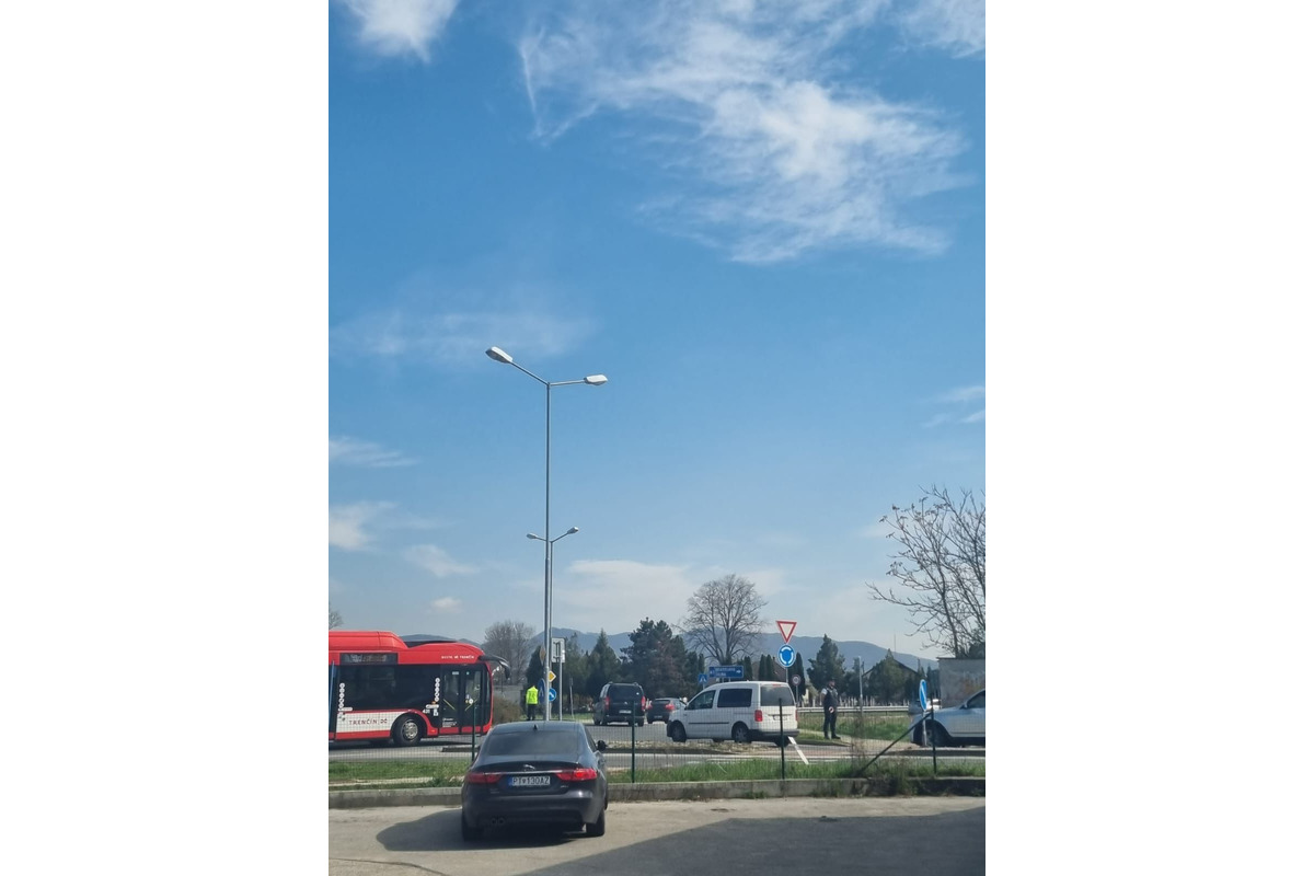 FOTO: Polhodinová kolóna na privádzači v Trenčíne a zdržanie smerom do Biskupíc, foto 2