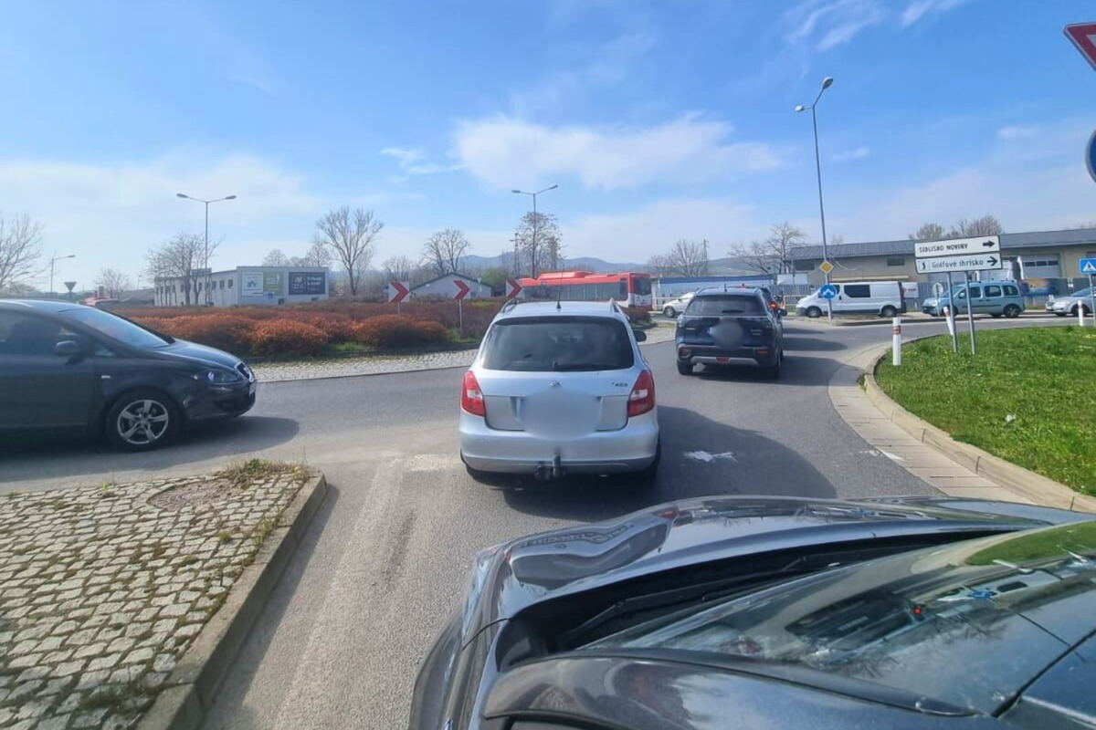 FOTO: Polhodinová kolóna na privádzači v Trenčíne a zdržanie smerom do Biskupíc, foto 5