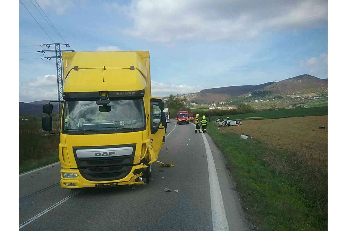 FOTO: Dopravná nehoda pri Trenčianskych Miticiach na čas zablokovala hlavnú cestu, foto 1