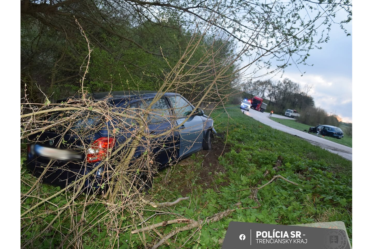 FOTO: Na ceste medzi Brezovou a Košariskami sa zrazili dve autá, viacerí skončili u lekára, foto 1