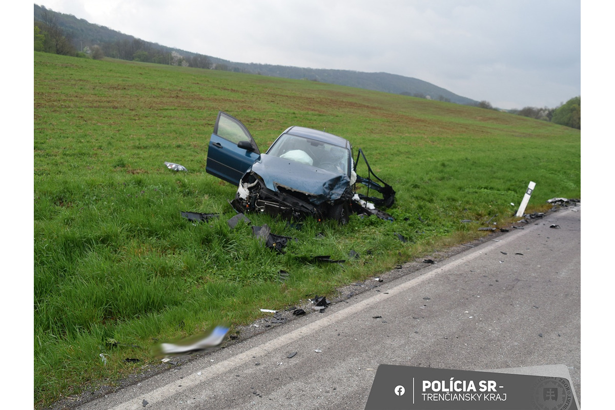 FOTO: Na ceste medzi Brezovou a Košariskami sa zrazili dve autá, viacerí skončili u lekára, foto 3