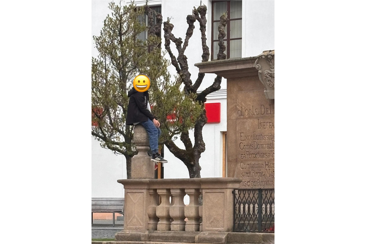 FOTO: Chlapec v Trenčíne liezol na Mierovom námestí na Morový stĺp , foto 1
