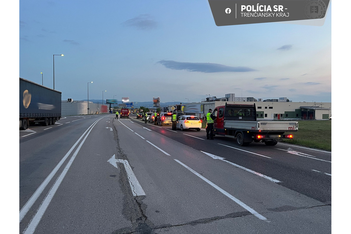 FOTO: Aj po sviatkoch s fúkačkami. Policajti v Trenčíne odhalili štyroch vodičov pod vplyvom alkoholu, foto 2