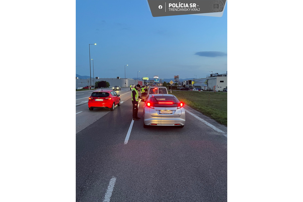 FOTO: Aj po sviatkoch s fúkačkami. Policajti v Trenčíne odhalili štyroch vodičov pod vplyvom alkoholu, foto 4
