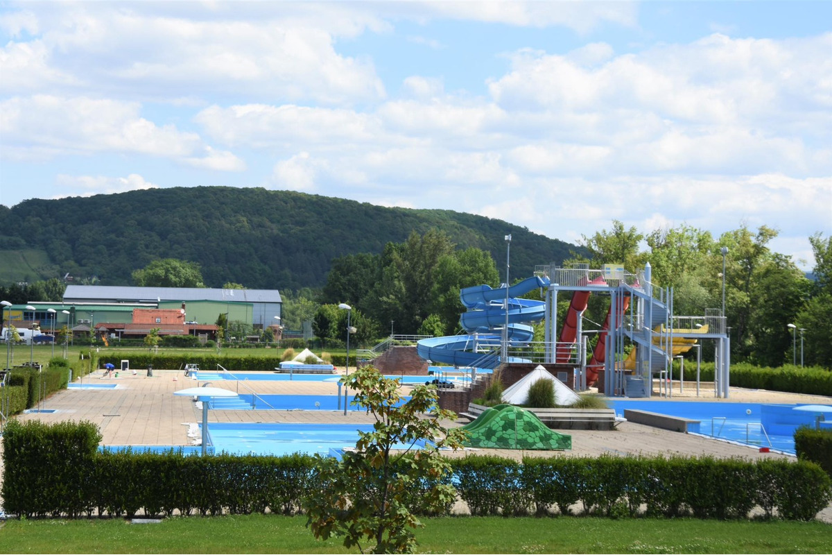 FOTO: Mesto Trenčín hľadá brigádnikov na letné kúpalisko , foto 2