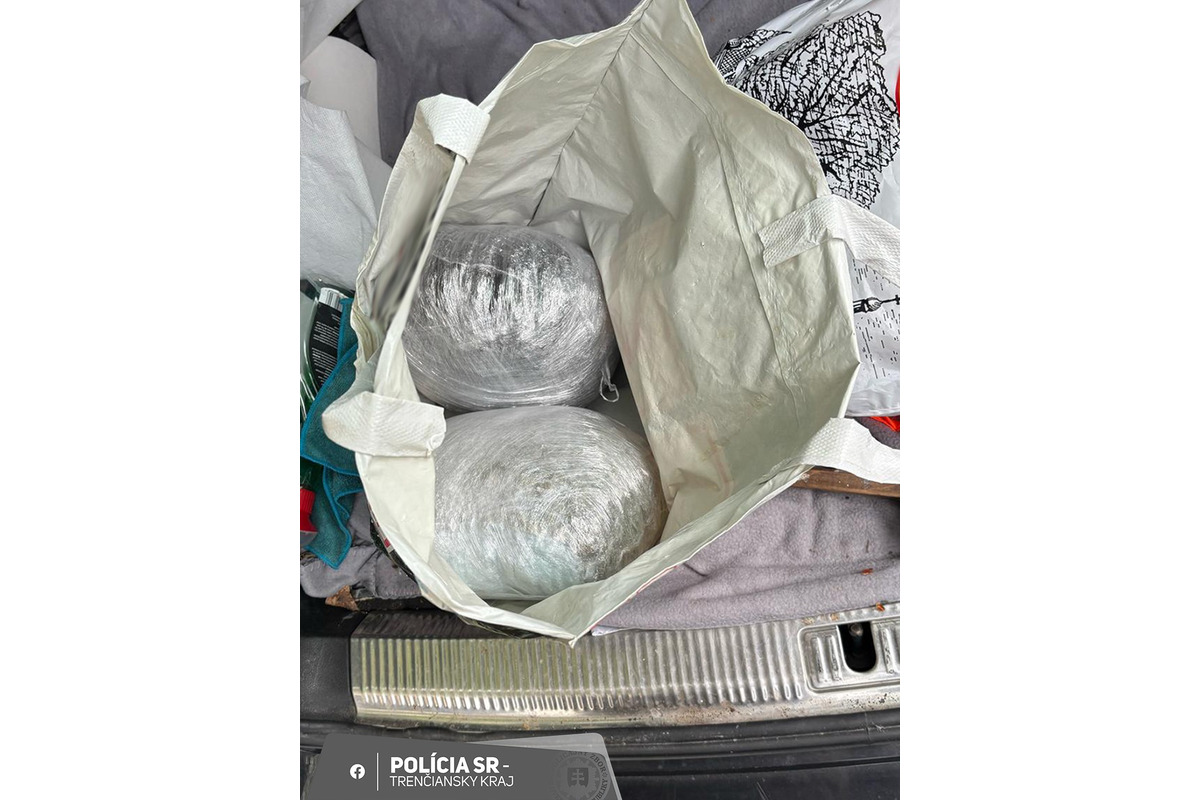 FOTO: V okrese Partizánske zabavili policajti mužovi takmer dve kilá drog , foto 1