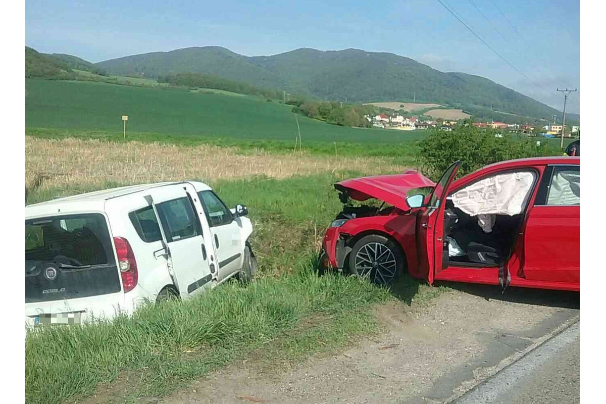 FOTO: Zrážka pri Kostolnej-Záriečí, záchranári zasahovali pri štyroch zranených, foto 2