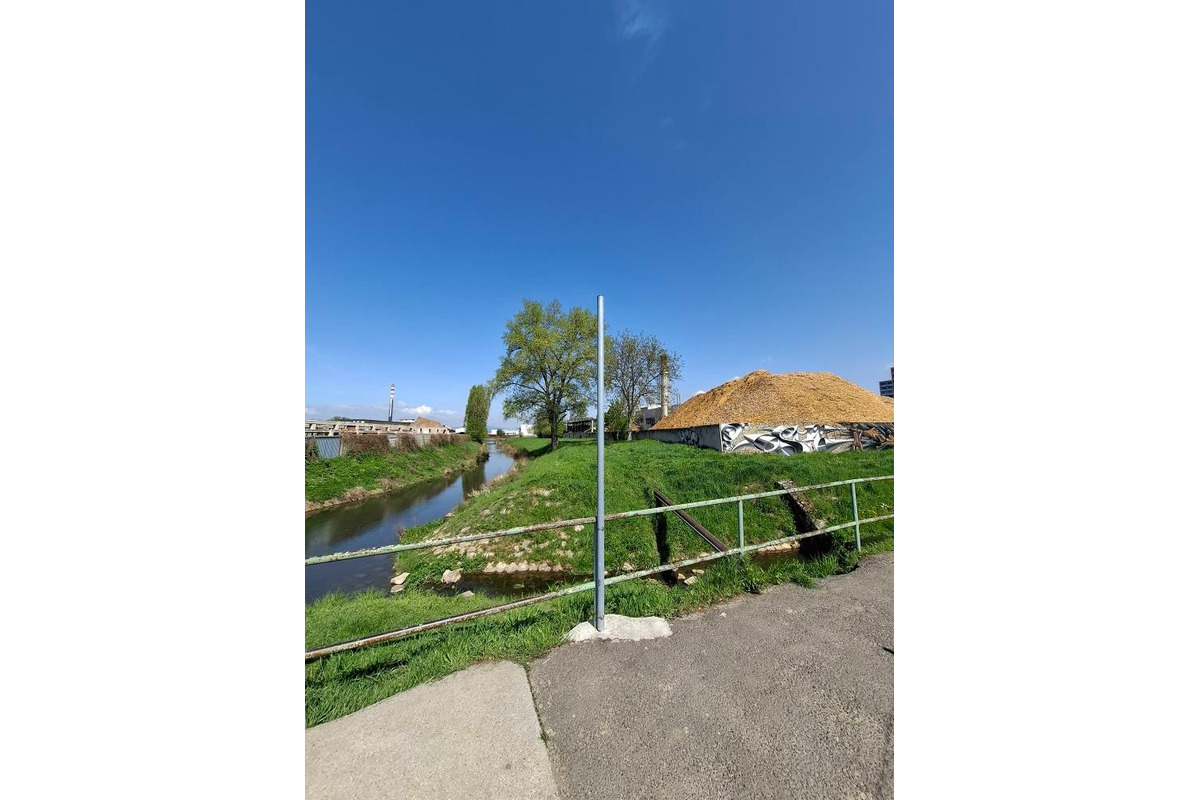 FOTO: Zlodeji odmontovali nové verejné osvetlenie v Bánovciach nad Bebravou. Mesto aj obyvatelia sú pobúrení, foto 1