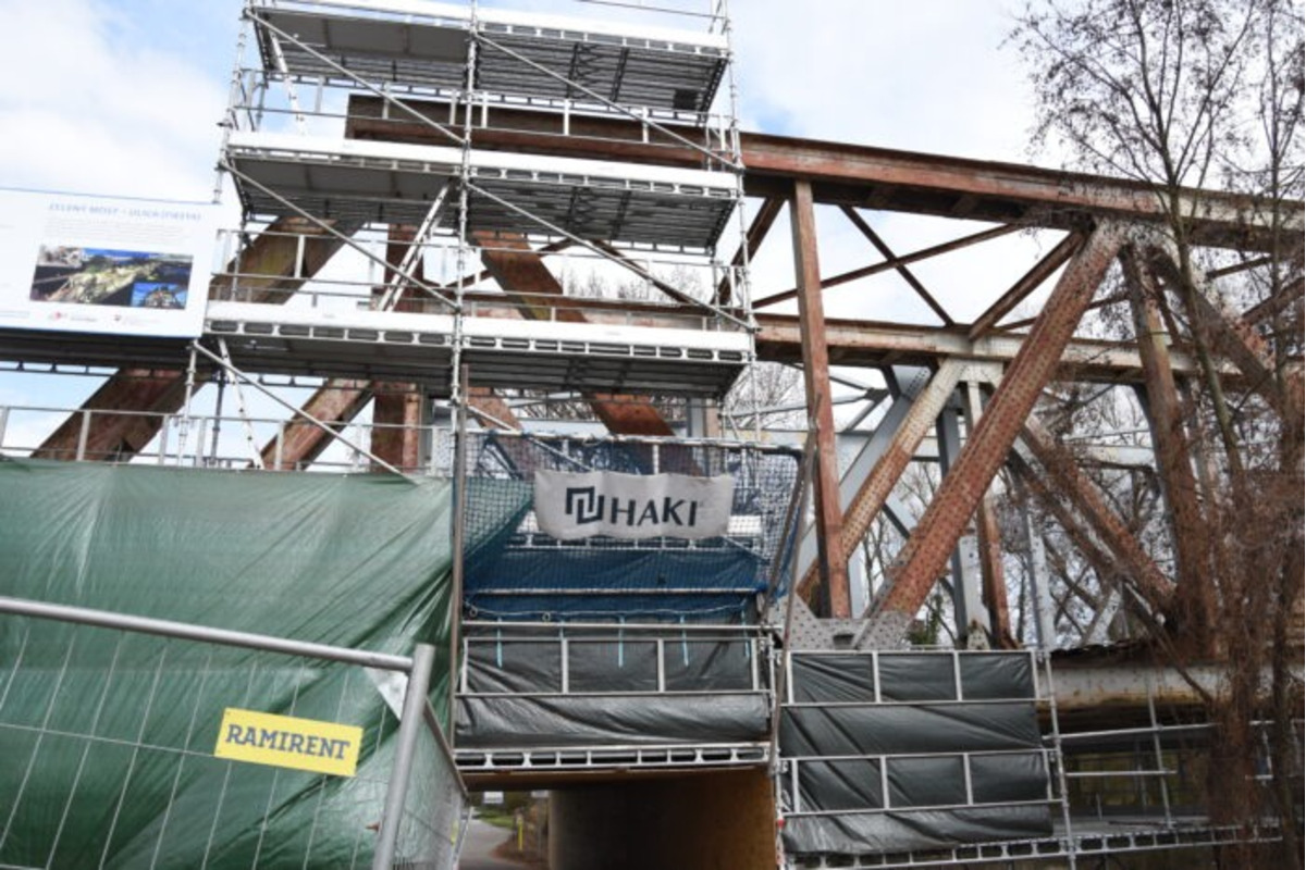 FOTO: Obyvatelia Trenčína prechádzajú na železničnom moste cez stavenisko, riskujú tým životy , foto 1