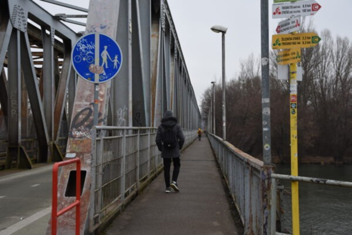 FOTO: Obyvatelia Trenčína prechádzajú na železničnom moste cez stavenisko, riskujú tým životy , foto 2