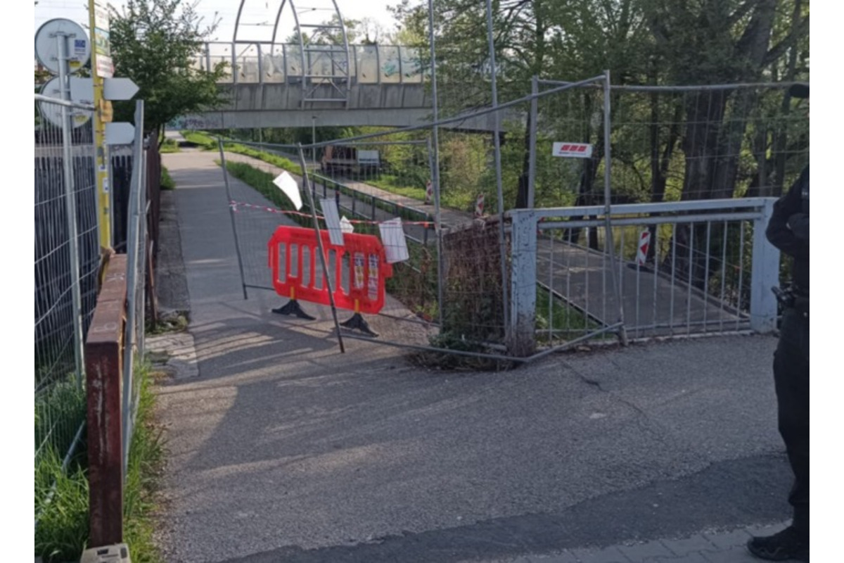 FOTO: Obyvatelia Trenčína prechádzajú na železničnom moste cez stavenisko, riskujú tým životy , foto 3