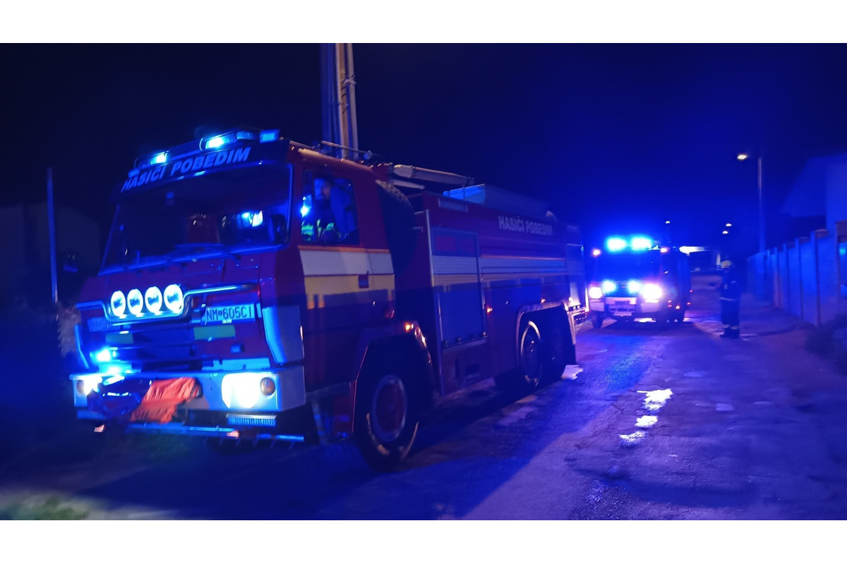 FOTO: Dráma uprostred noci v Novom Meste nad Váhom. Z horiaceho bytu evakuovali obyvateľov, foto 1