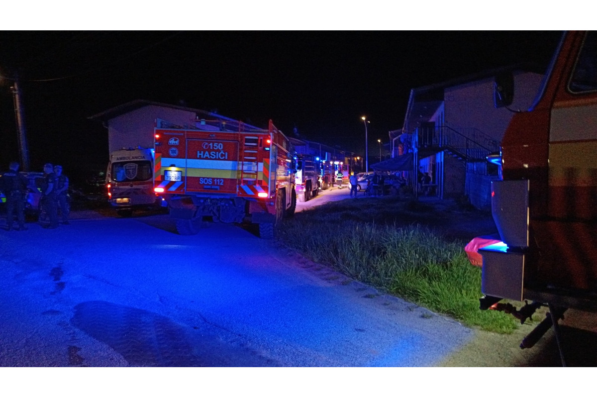 FOTO: Dráma uprostred noci v Novom Meste nad Váhom. Z horiaceho bytu evakuovali obyvateľov, foto 2