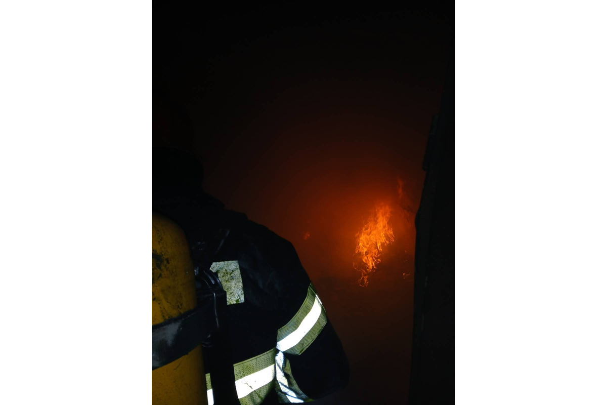 FOTO: Dráma uprostred noci v Novom Meste nad Váhom. Z horiaceho bytu evakuovali obyvateľov, foto 3