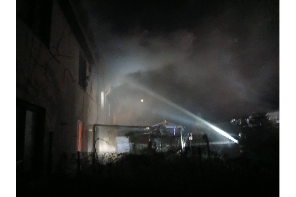 FOTO: Dráma uprostred noci v Novom Meste nad Váhom. Z horiaceho bytu evakuovali obyvateľov, foto 4