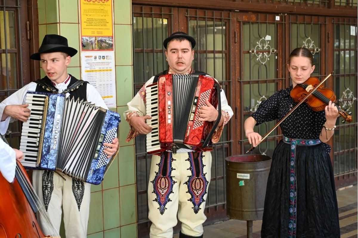 FOTO: Veľkonočnú električku sprevádzalo takmer tisíc cestujúcich, foto 1