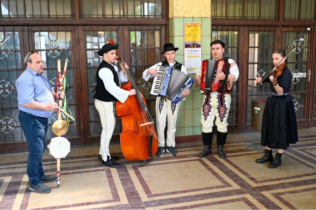 FOTO: Veľkonočnú električku sprevádzalo takmer tisíc cestujúcich, foto 5
