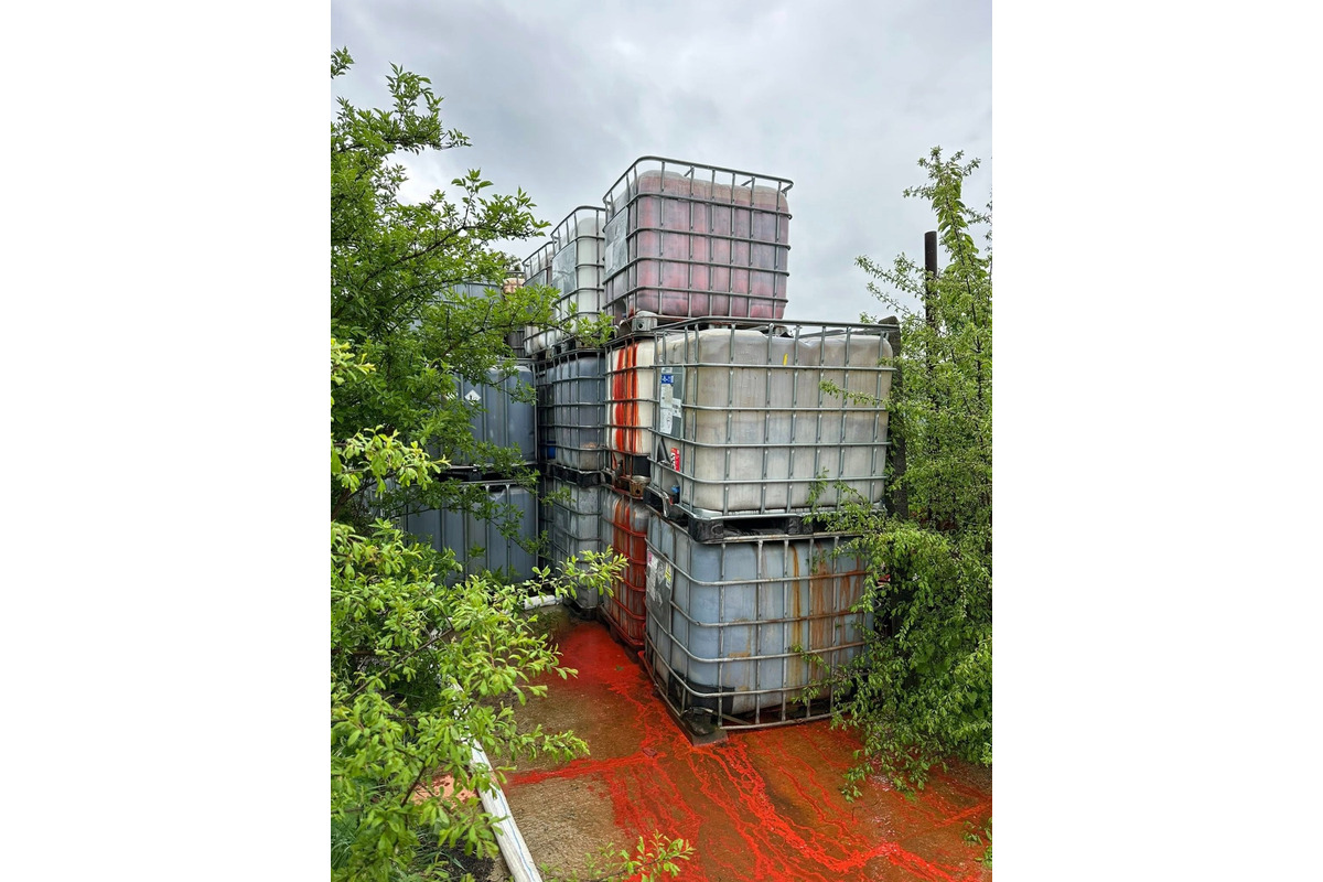 FOTO: Únik červenej látky na družstve v Nedožeroch-Brezanoch spôsobil mimoriadne zhoršenie kvality vôd, foto 1