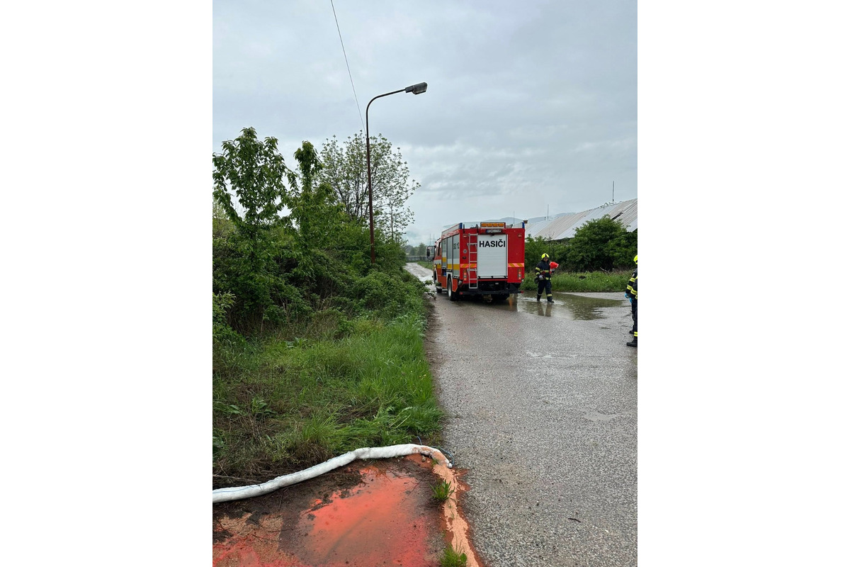 FOTO: Únik červenej látky na družstve v Nedožeroch-Brezanoch spôsobil mimoriadne zhoršenie kvality vôd, foto 2