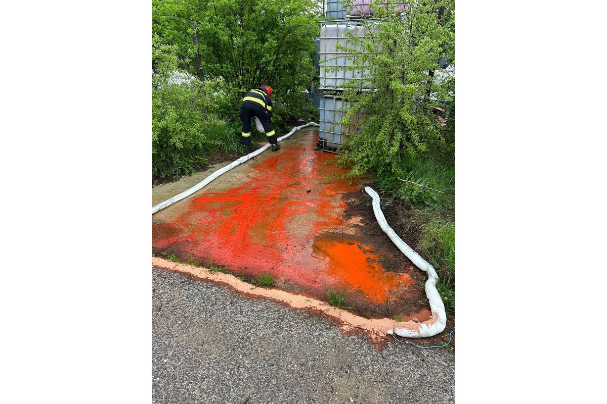 FOTO: Únik červenej látky na družstve v Nedožeroch-Brezanoch spôsobil mimoriadne zhoršenie kvality vôd, foto 4